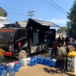 Polri Salurkan Air Bersih dan Bagikan Masker Untuk Warga Terdampak Banjir di Nagan Raya