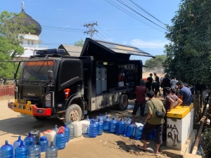 Polri Salurkan Air Bersih dan Bagikan Masker Untuk Warga Terdampak Banjir di Nagan Raya