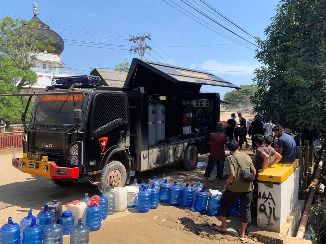 Polri Salurkan Air Bersih dan Bagikan Masker Untuk Warga Terdampak Banjir di Nagan Raya
