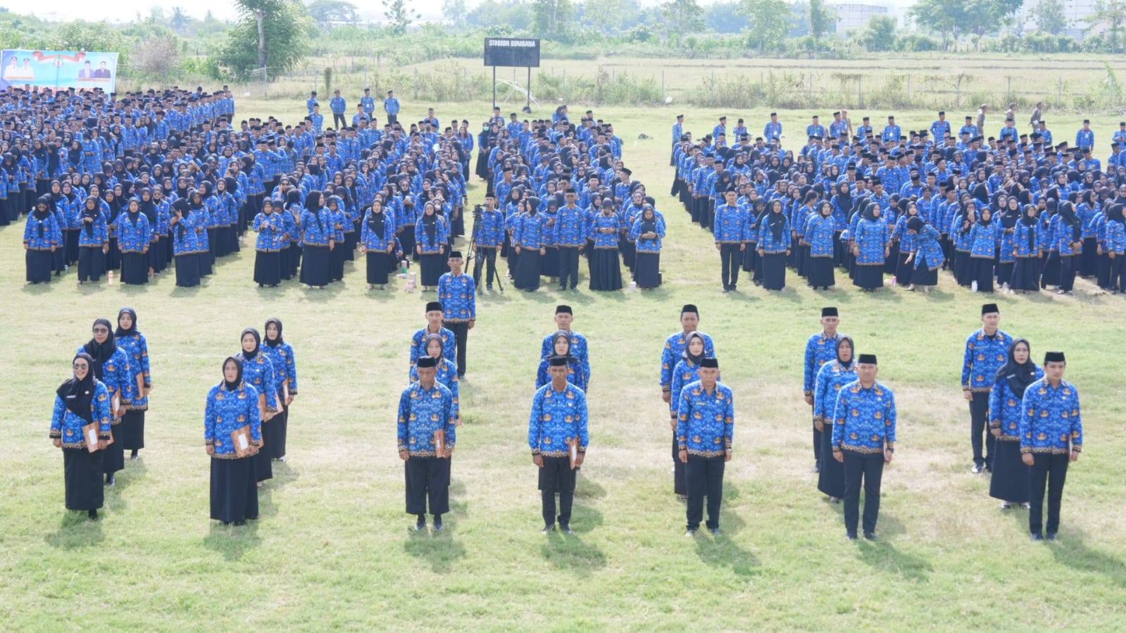 Apel Akbar PPPK Bombana 2026, Bupati Serahkan SK PPPK Paruh Waktu di Stadion Bombana