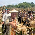 Sekda Sultra Wakili Gubernur Serahkan Pupuk dan Bibit pada Panen Raya Nasional Polri