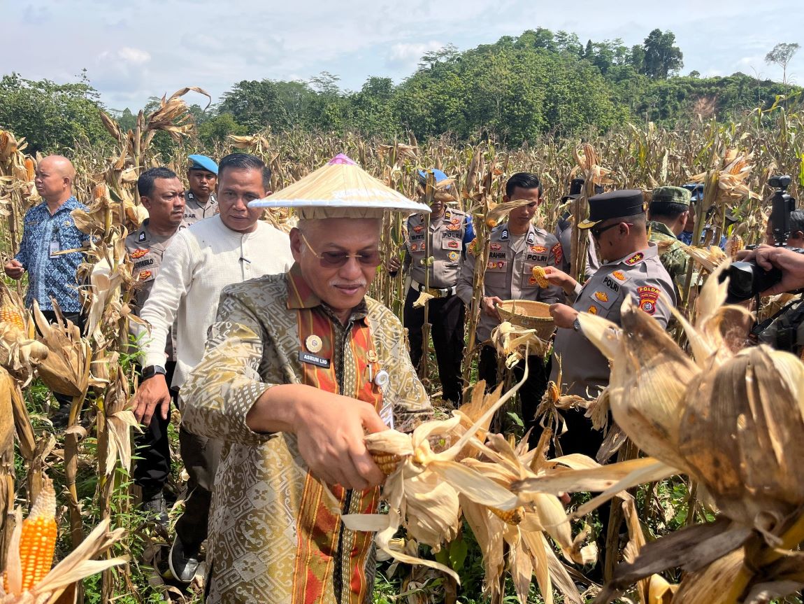 Sekda Sultra Wakili Gubernur Serahkan Pupuk dan Bibit pada Panen Raya Nasional Polri