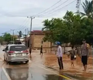 Banjir Lumpuhkan Jalur Strategis Kolaka–Bombana, Sawah Siap Panen Ikut Tenggelam