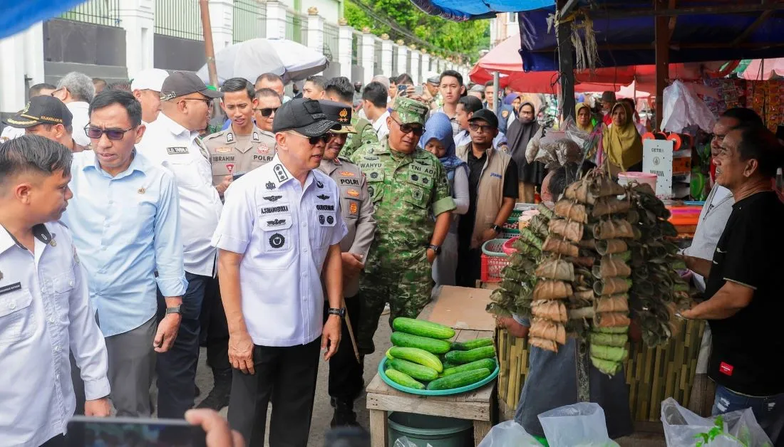 Sidak Pasar Jelang Lebaran, Gubernur Sultra Andi Sumangerukka Pastikan Stok Pangan Aman 3 Bulan