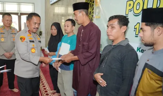 Kapolda Sultra Salurkan Zakat Fitrah ke Ratusan Warga Jelang Idulfitri 1447 H