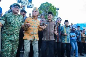 Pawai Budaya dan Lulo Massal HUT Sultra-62 di MTQ Kendari, Gubernur Andi Sumangerukka Ikut Lulo Bersama Warga