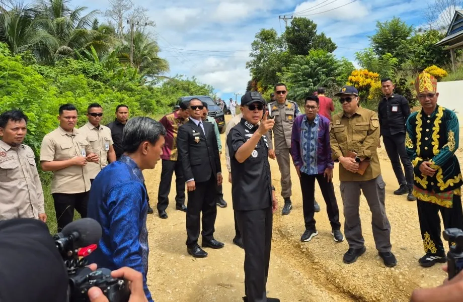 Gubernur ASR Hadiahkan Pembangunan Jalan Lalembuu di HUT ke-23 Konawe Selatan