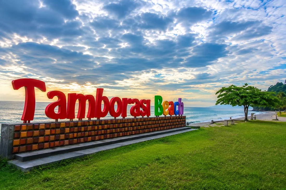 Pantai Tamborasi Kolaka dan Sungai Terpendek di Dunia yang Mendunia